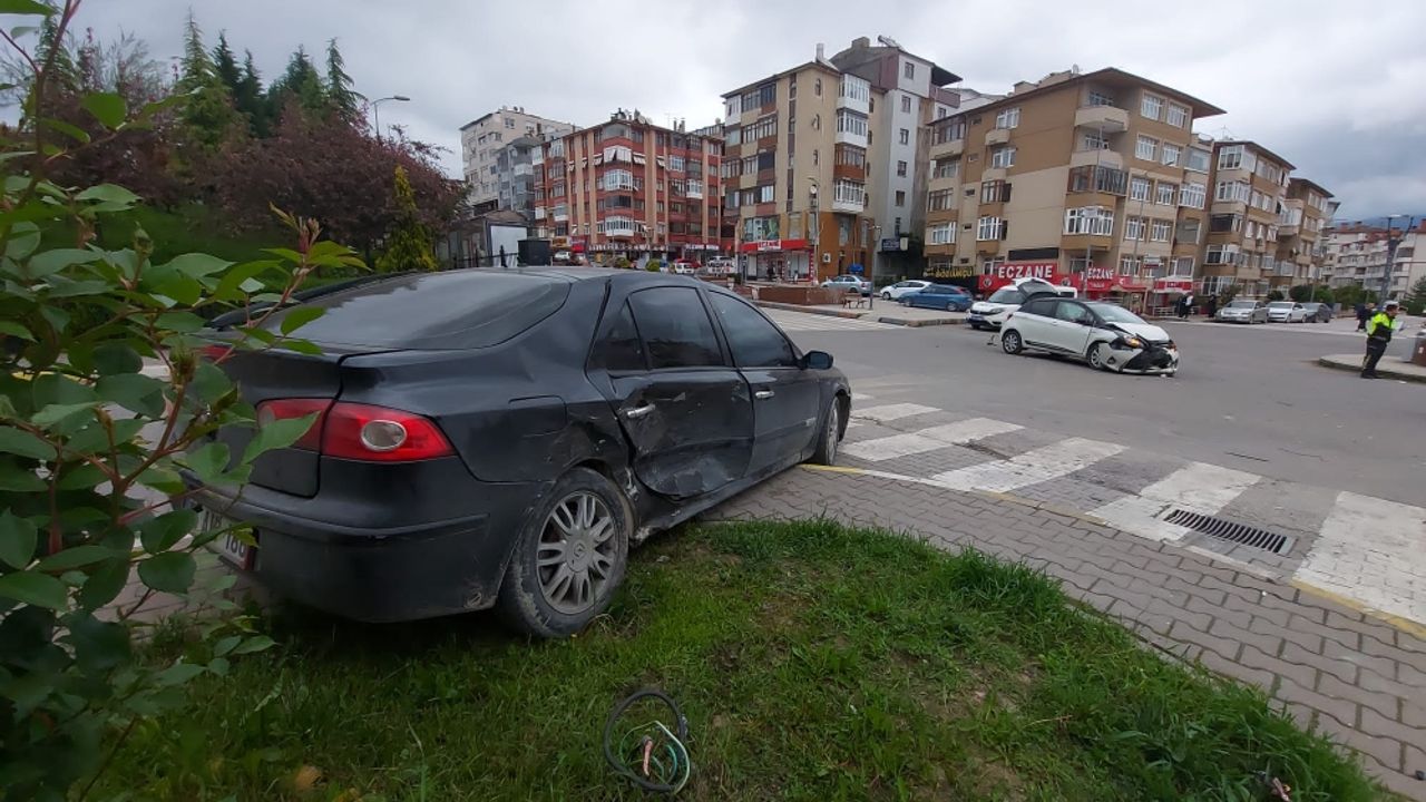 Karabük'te 2 otomobilin çarpıştığı kazada iki kişi yaralandı