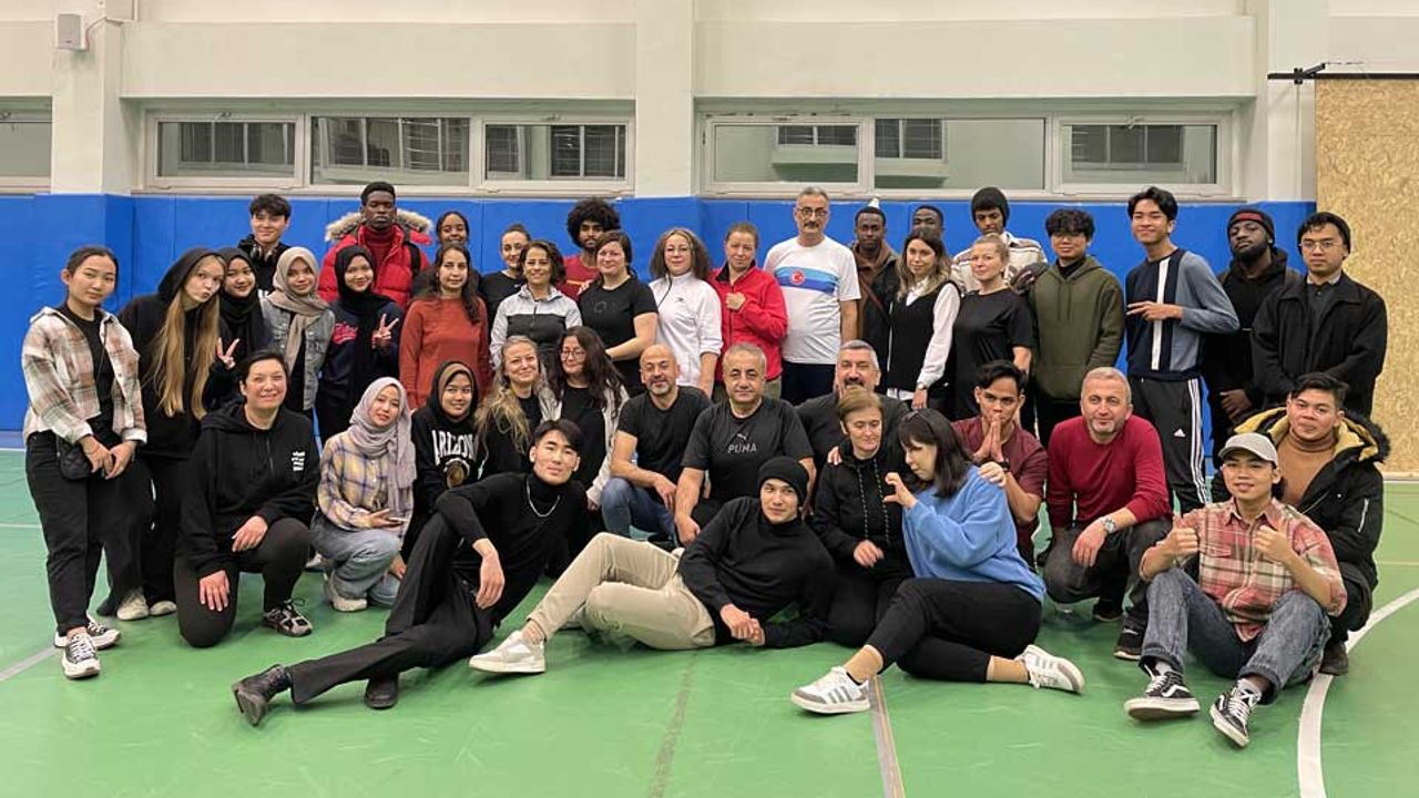 Yabancı Öğrenciler, Halk Oyunları Eşliğinde Anadolu Kültürünü Öğreniyor