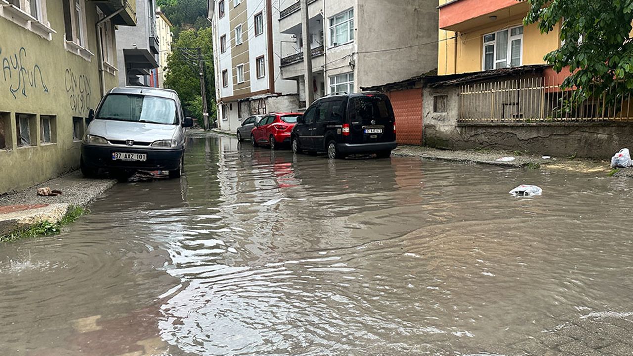 Kastamonu’da dolu ve sağanak yağış hayatı olumsuz etkiledi