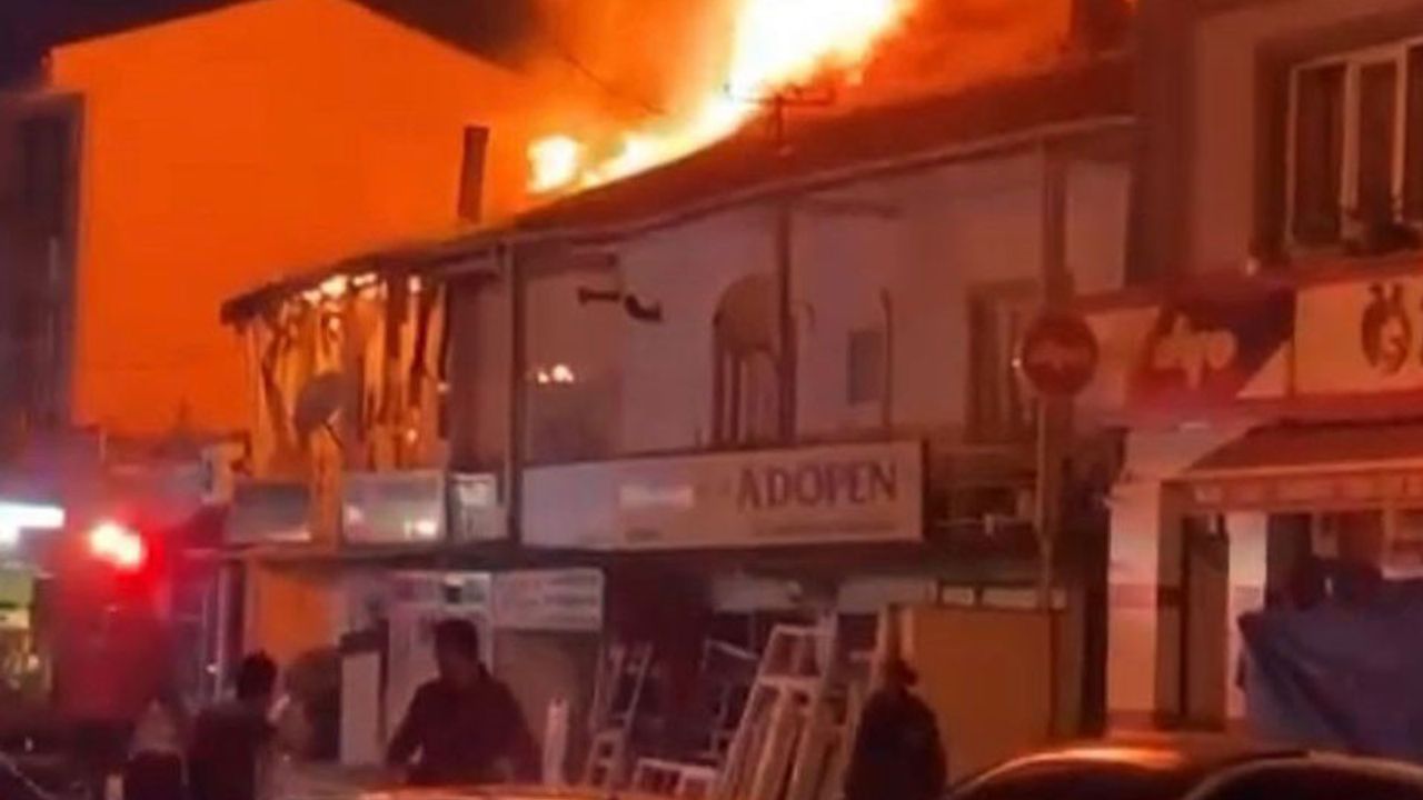 Sakarya’da 2 katlı ahşap evde yangın: Alevler geceyi aydınlattı