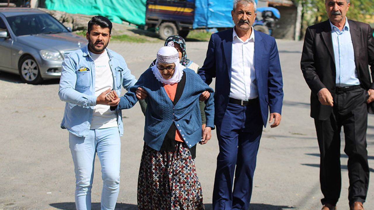 110 yaşındaki Safiye nine oy kullanmak için sandık başına gitti