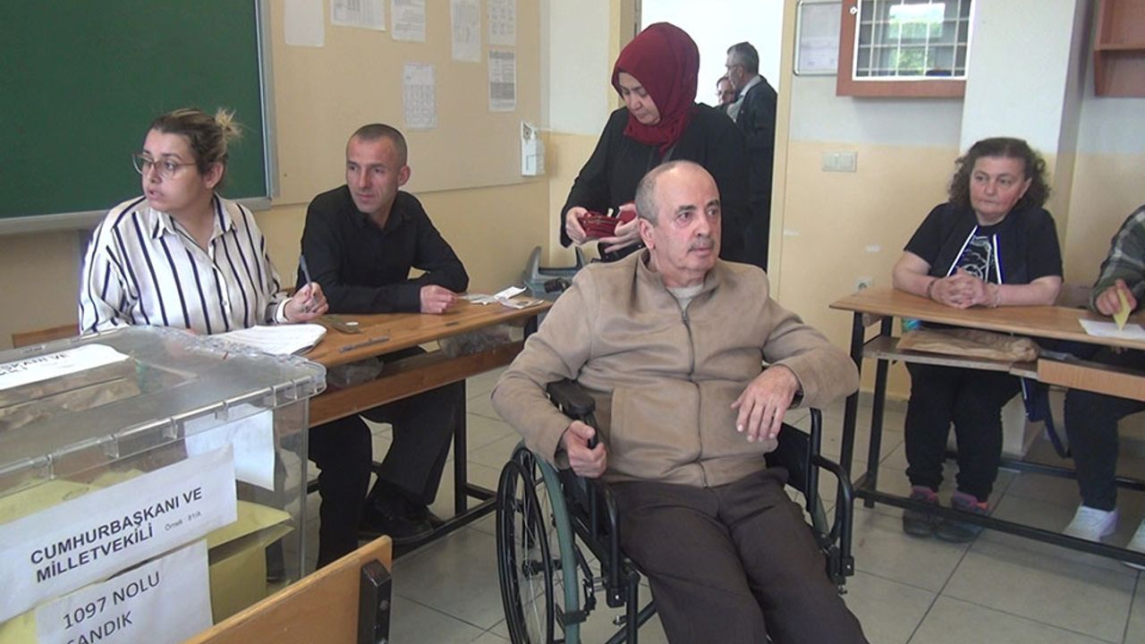Oy kullanmak için sedye ve tekerlekli sandalyelerle okullara geldiler