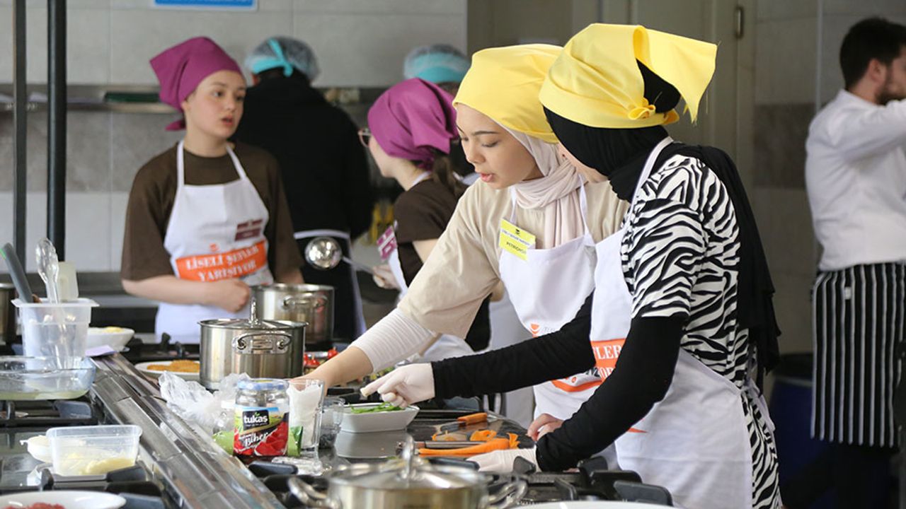 Liseli şefler Türk mutfağı lezzetleri için hünerlerini sergiledi