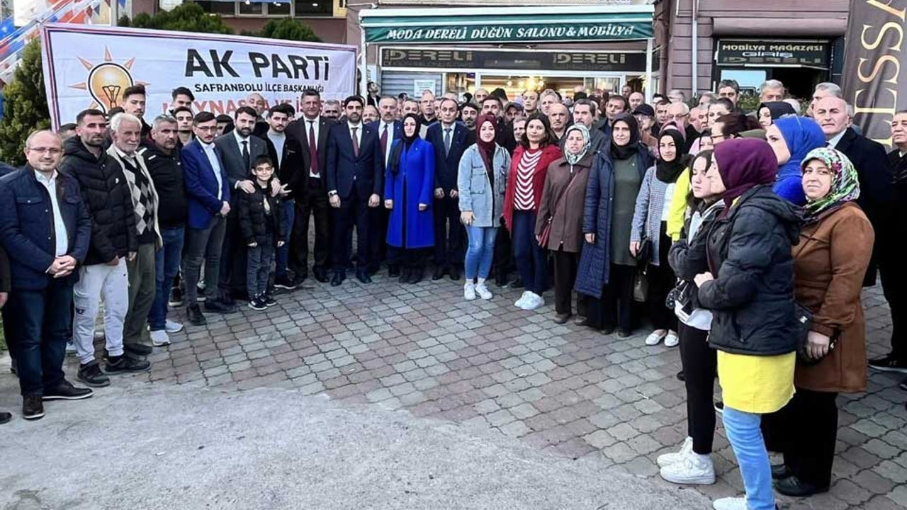 AK Parti'ye Katılan 150 Kişiye Rozet Takıldı