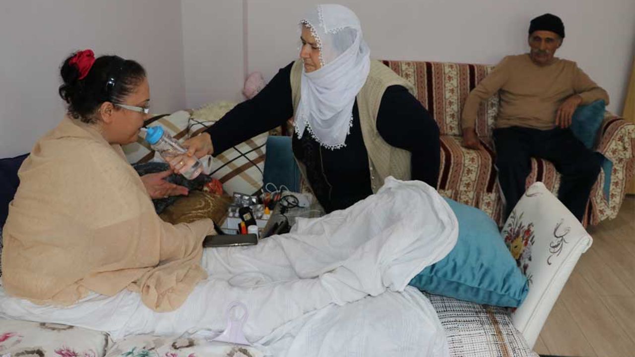 Depremzede Anne Baba Hayatlarını Kas Hastası Evlatlarına Adadı