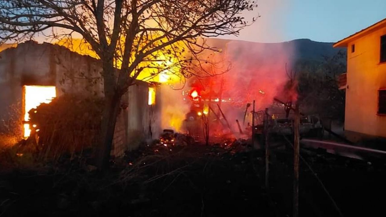 Kastamonu'da çıkan yangında ev, samanlık, ahır ve garaj zarar gördü