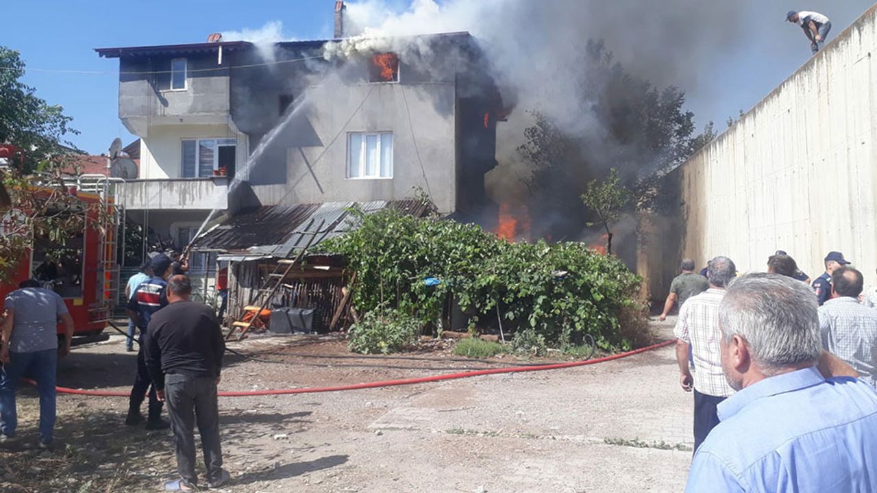 Kastamonu'da çıkan yangında 3 katlı binada hasar oluştu
