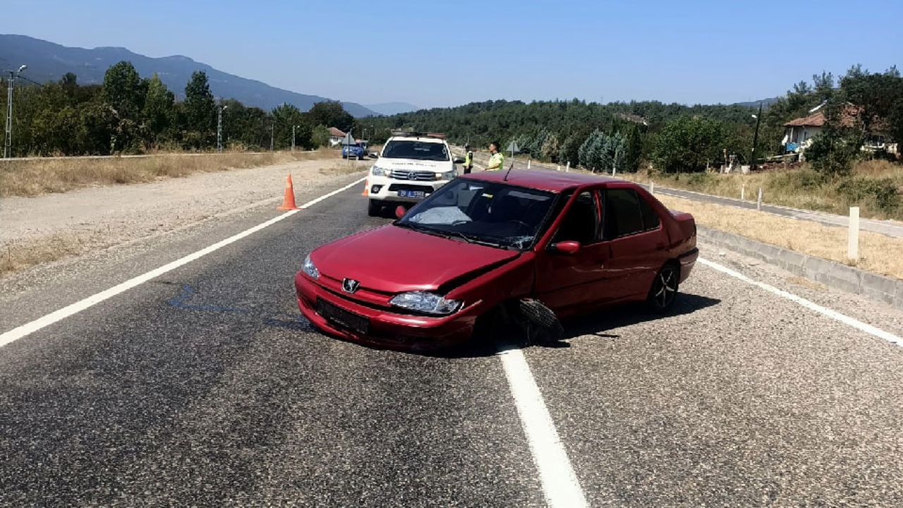 Karabük'te otomobil refüje çarptı: 2 yaralı