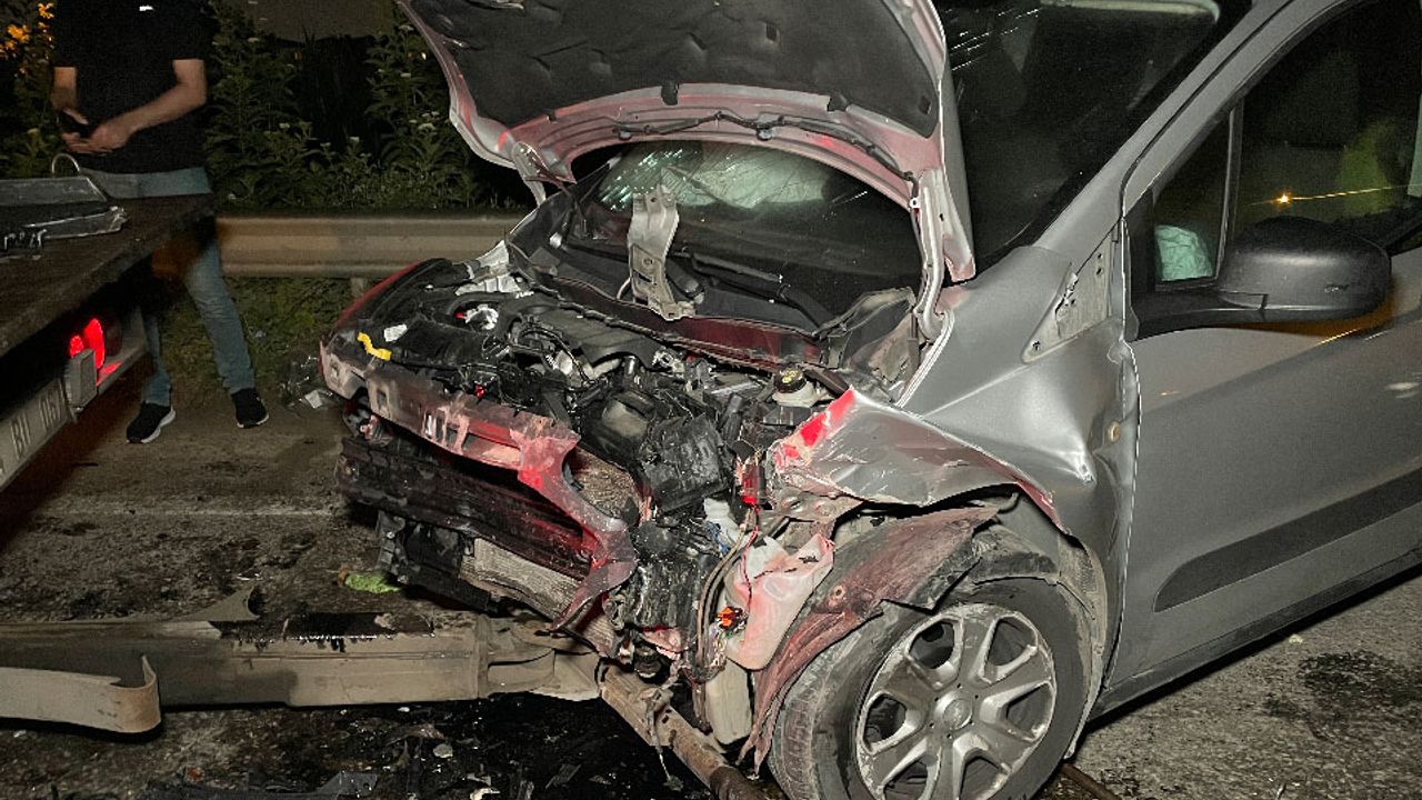Sakarya’da Otomobil İle Hafif Ticari Araç Kafa Kafaya Çarpıştı