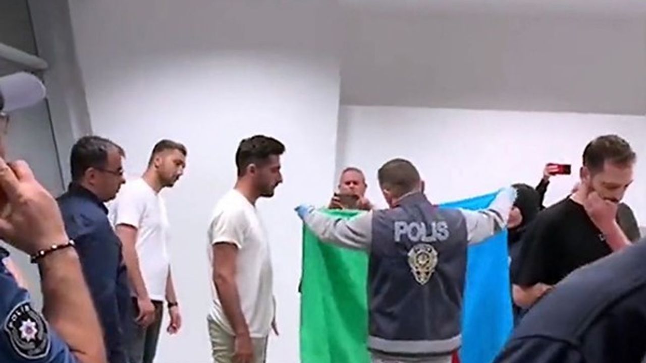 Azerbaycan bayrağını öperek teslim alan polis konuştu: "İki devlet, tek milletiz"