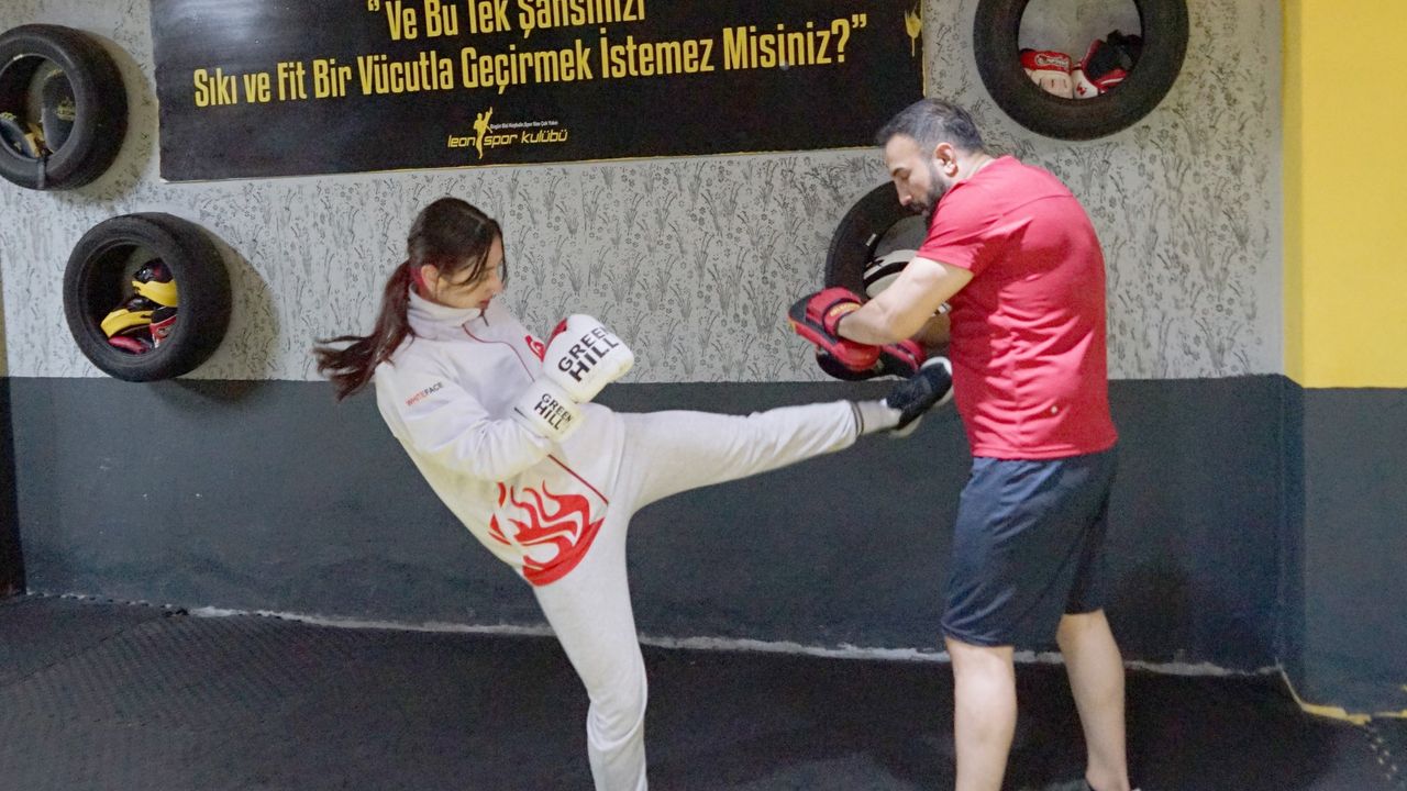 Ailesi balerin olmasını isterken kick boksa merak salan 17 yaşındaki Yağmur, dünyada Türkiye'yi temsil ediyor