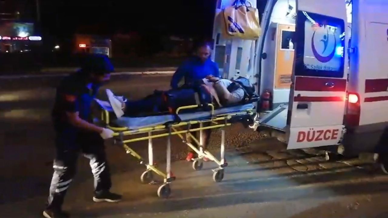 Motosiklet otomobile çarpıp dükkana girdi: 2 yaralı