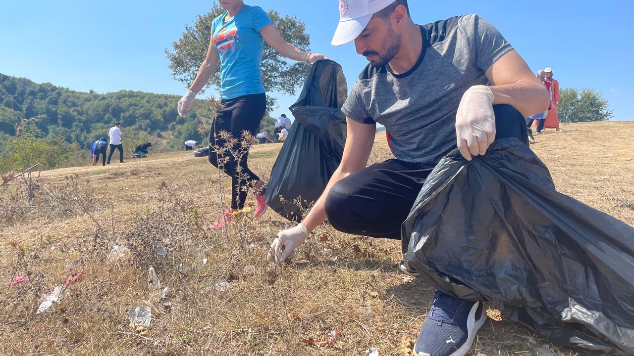Dünya Temizlik Günü’nde gönüllüler bir araya geldi çevreyi temizledi