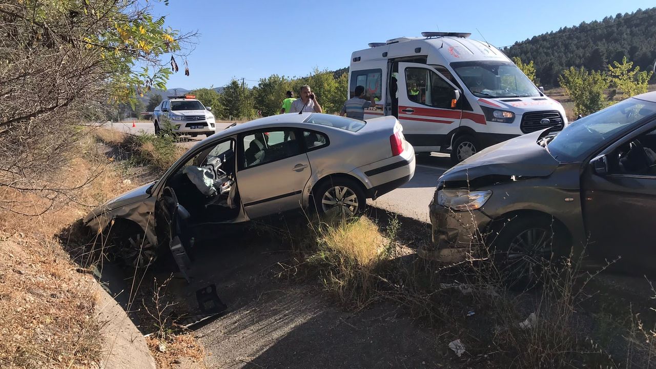 Karabük’te iki otomobil çarpıştı: 6 yaralı