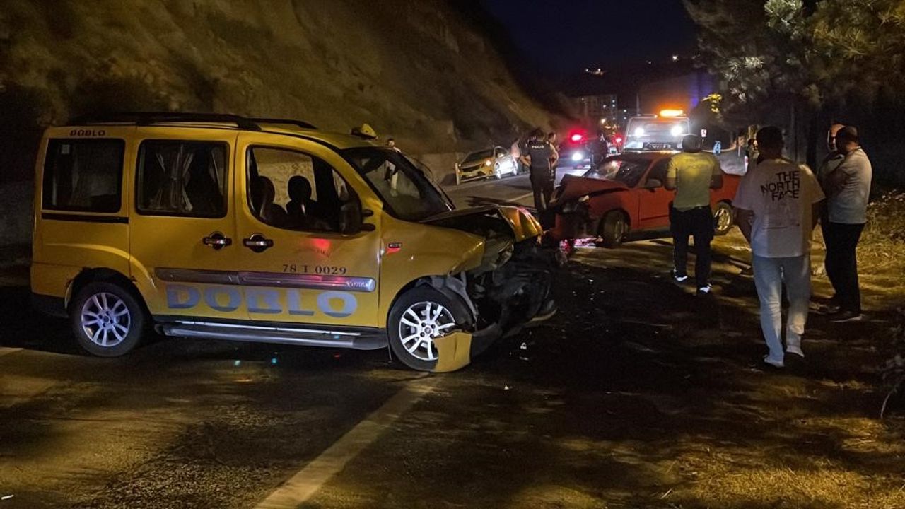 Karabük'te otomobil ile ticari taksi kafa kafaya çarpıştı: 3 yaralı