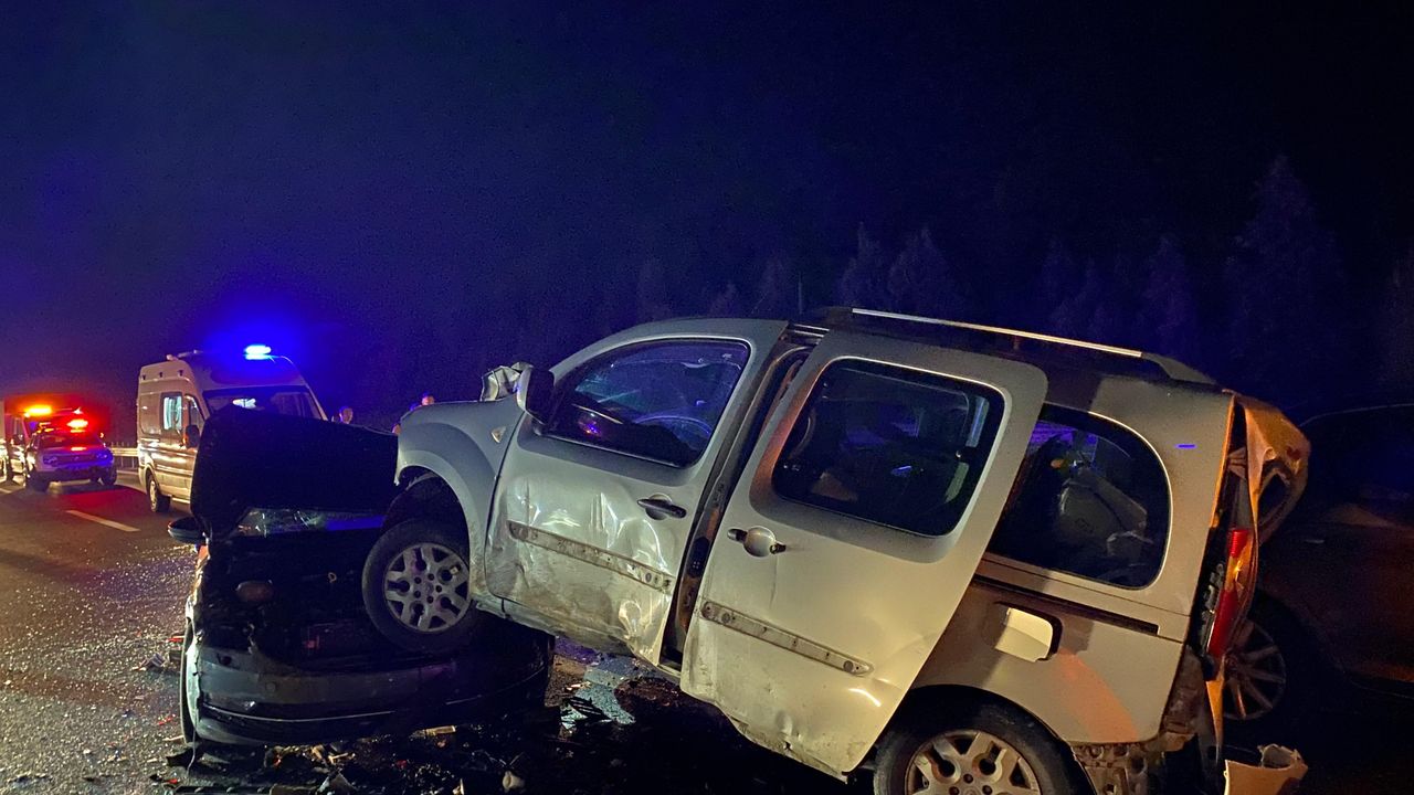 Anadolu Otoyolu'nda zincirleme kazada 11 araç birbirine girdi: 6 yaralı