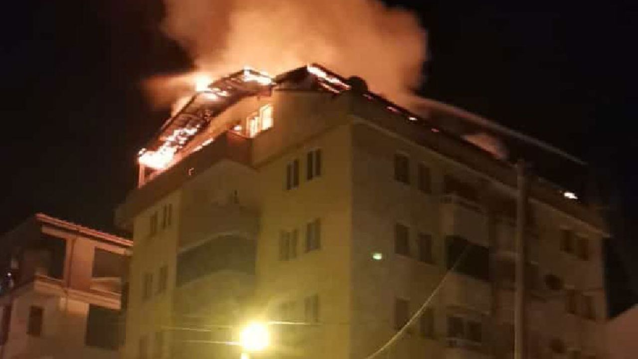 5 katlı binanın çatısında başlayan yangın üst katı sardı