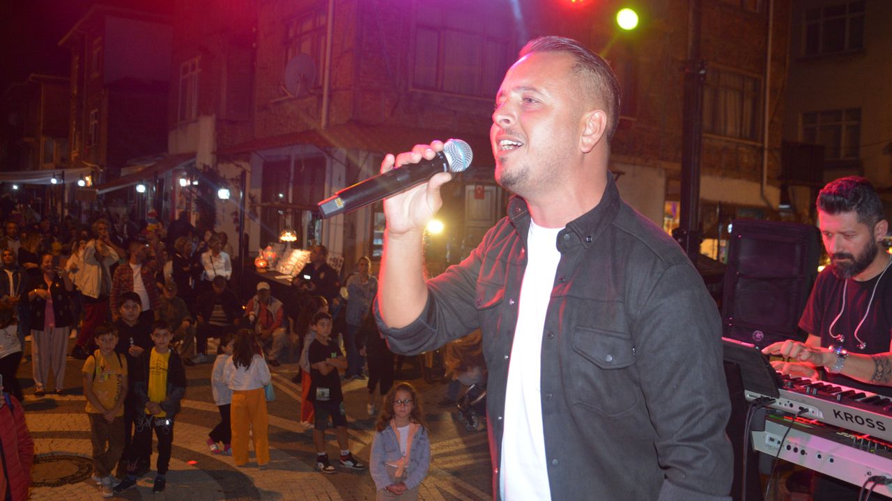 Akçakoca'daki konserde pop müzik sanatçısı Özgür Karakaş sahne aldı