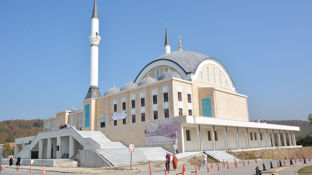 İlahiyat Fakültesi Uygulama Cami’nde ilk cuma namazı kılındı
