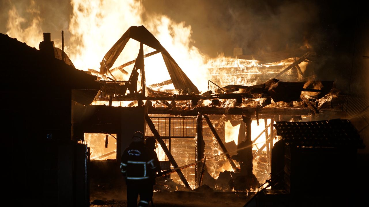 Kastamonu’da alevler geceyi aydınlattı: 2 ev ve 22 büyükbaş hayvan yandı