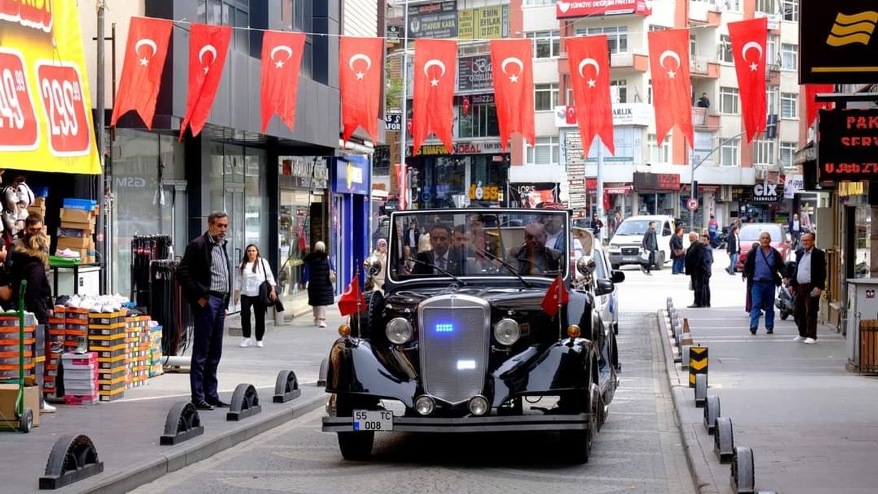 Atatürk’ün tören aracı olarak kullandığı otomobilin replikası Kastamonulularla buluştu