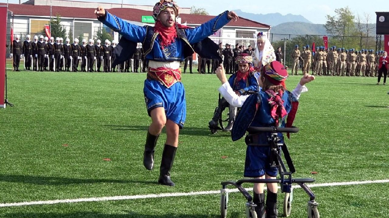 Cumhuriyet'in 100. yıl kutlamalarında engellilerin zeybek oyunu duygulandırdı