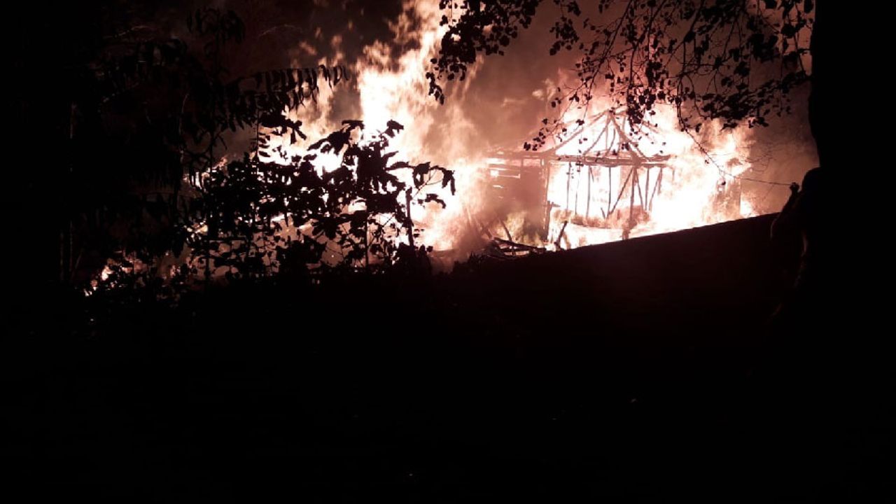 Kastamonu’da gece çıkan yangında üç ev küle döndü
