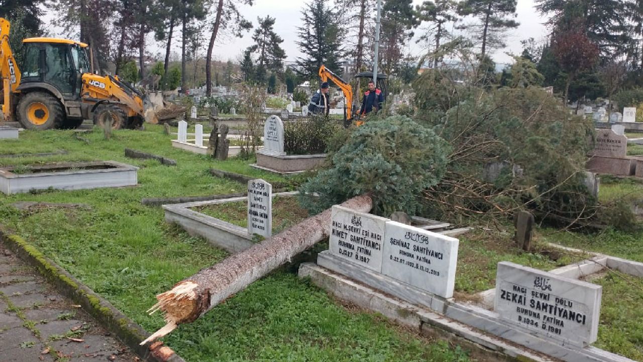 Şiddetli fırtına şehir mezarlığında hasara yol açtı