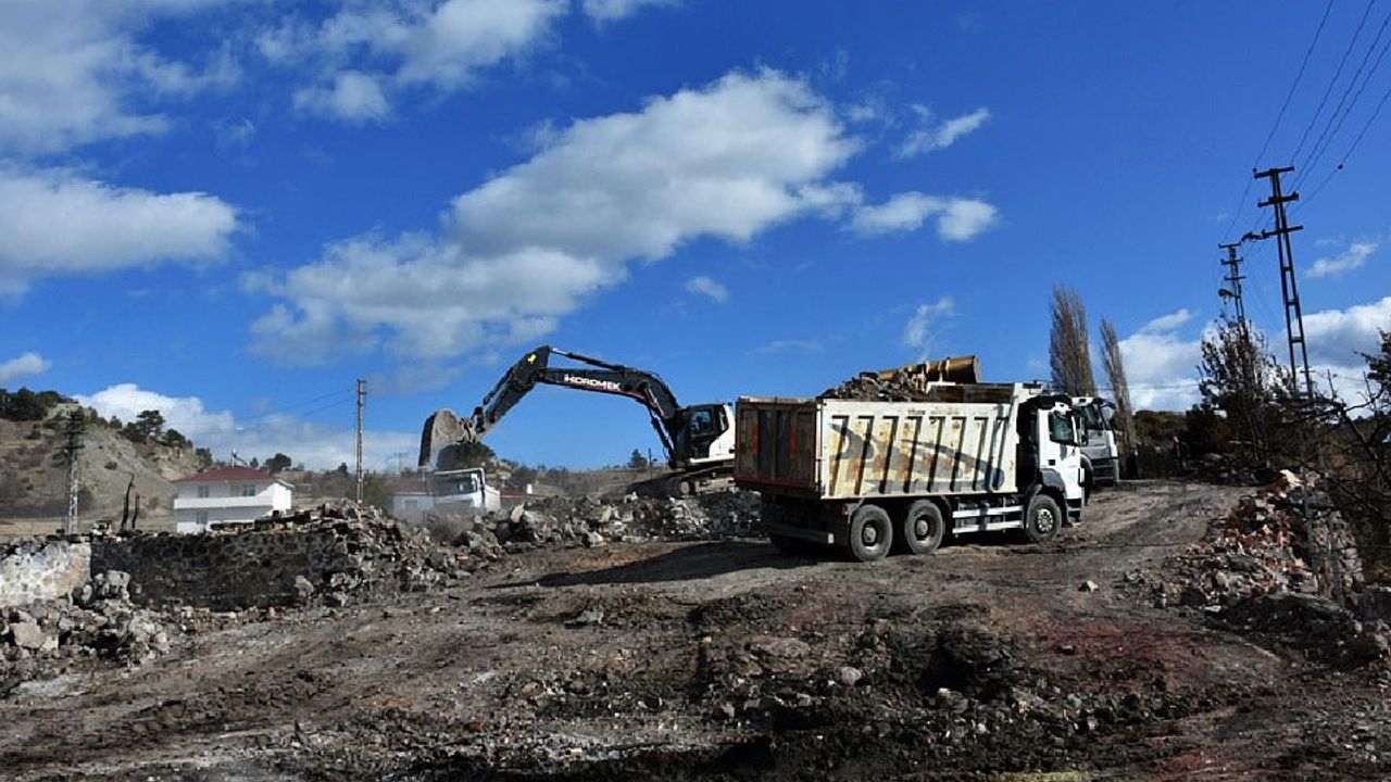 53 yapının yandığı köyde enkaz kaldırma çalışmaları devam ediyor