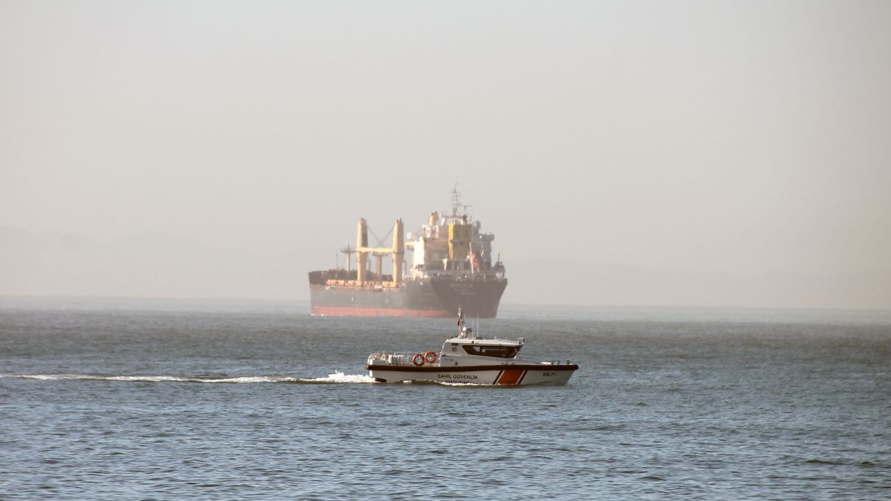 Zonguldak'ta batan geminin kayıp 7 personelini arama çalışmaları sürüyor