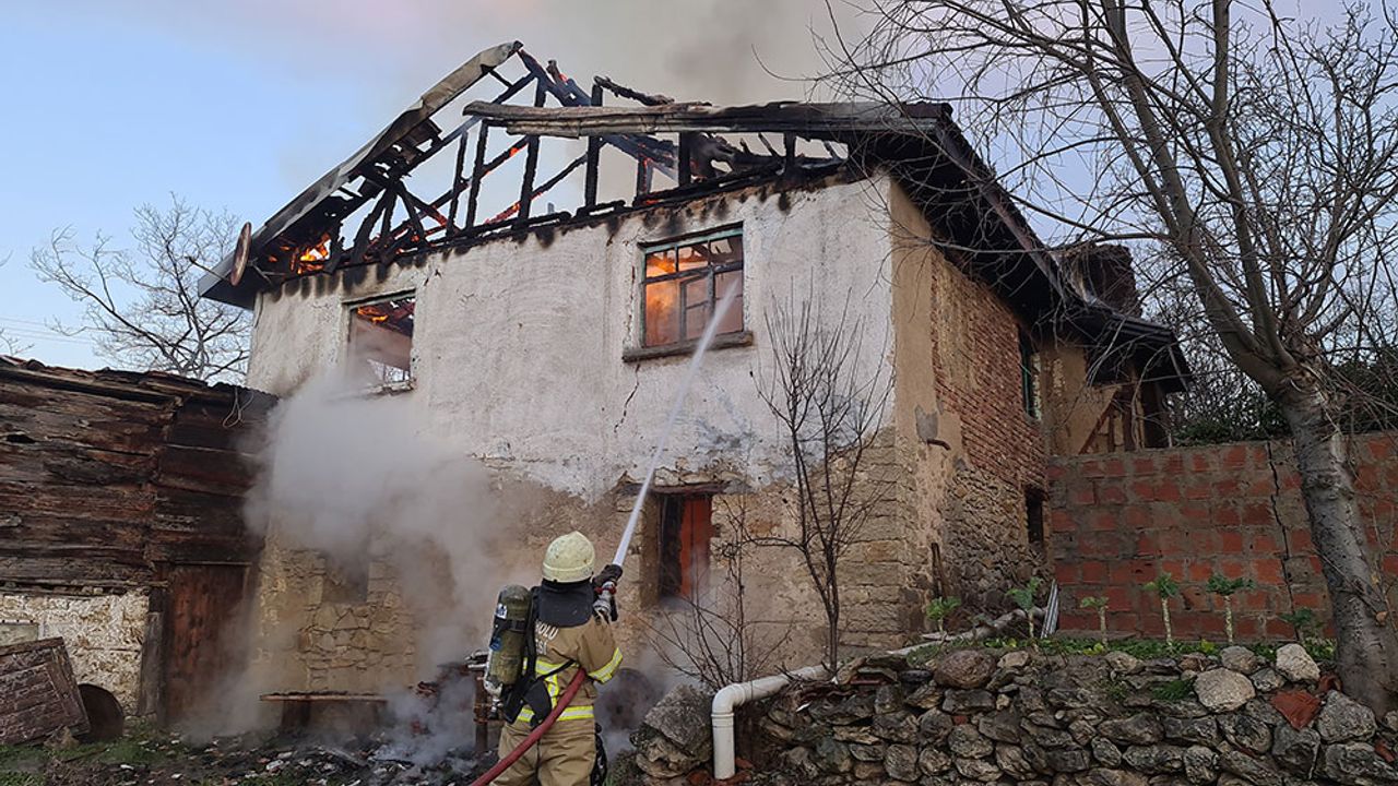 Karabük'te iki katlı ev yandı