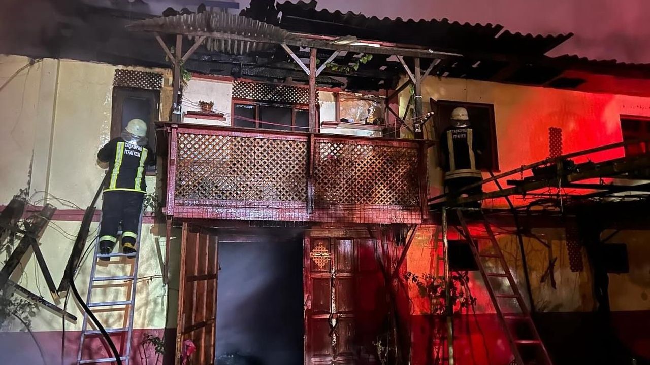 Kastamonu’da çıkan yangında 2 ev ve bir araç yandı