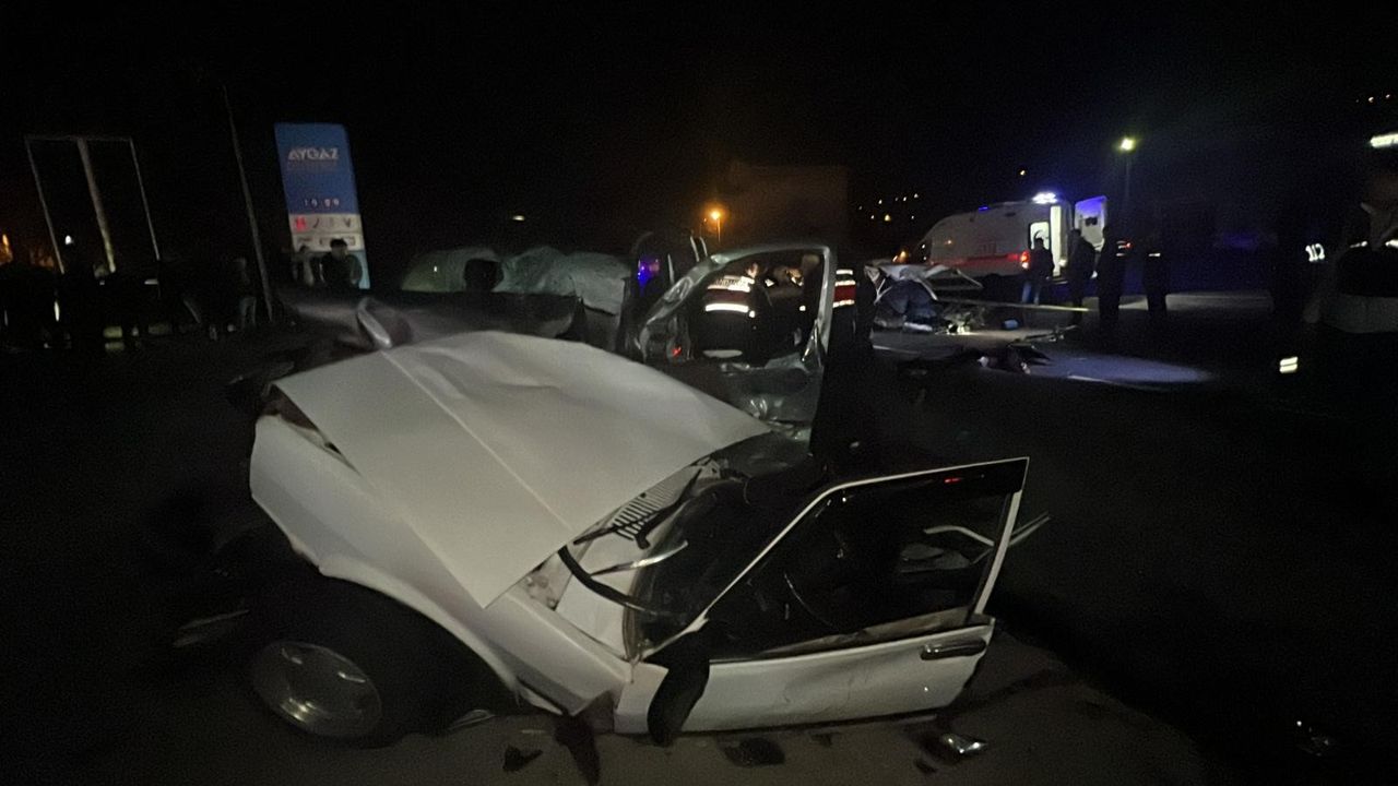 Zonguldak'ta feci kazada otomobil ikiye bölündü: 1 ölü, 5 yaralı