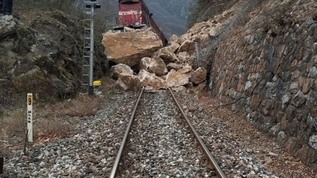 Demir yoluna düşen kayalar yük trenini raydan çıkardı