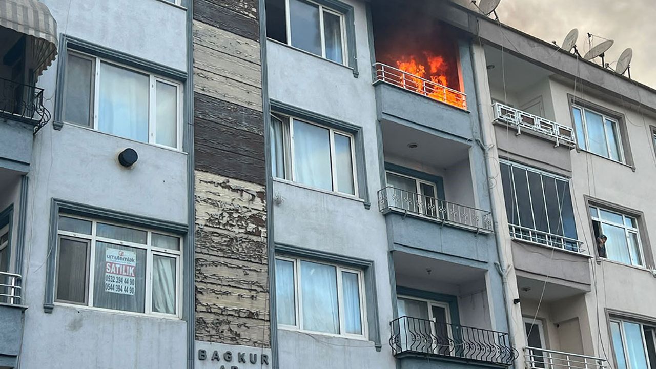 Sakarya’da alev alev yanan evdeki 2 çocuk dumandan etkilendi