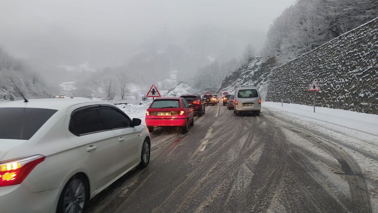 Zonguldak'ta kar yağışı etkili oldu: Karayolunda uzun araç kuyrukları oluştu