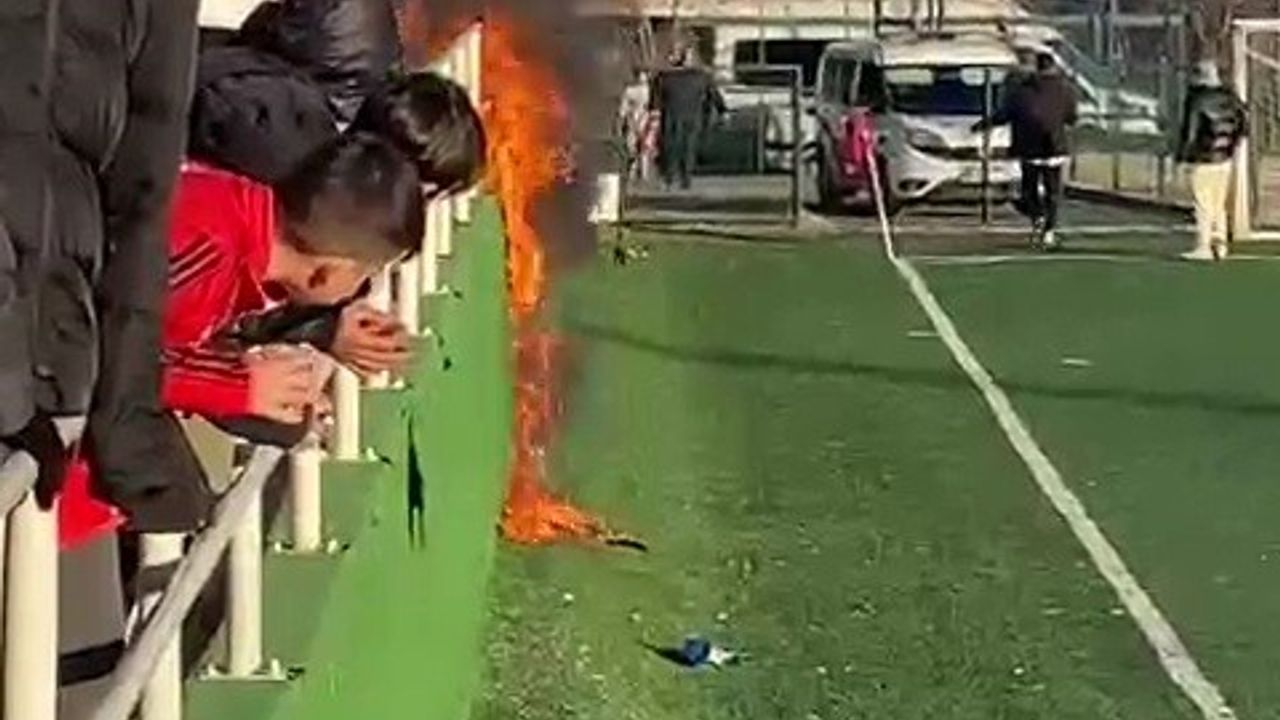 Maç sırasında stadyum kenarında çıkan yangın söndürüldü