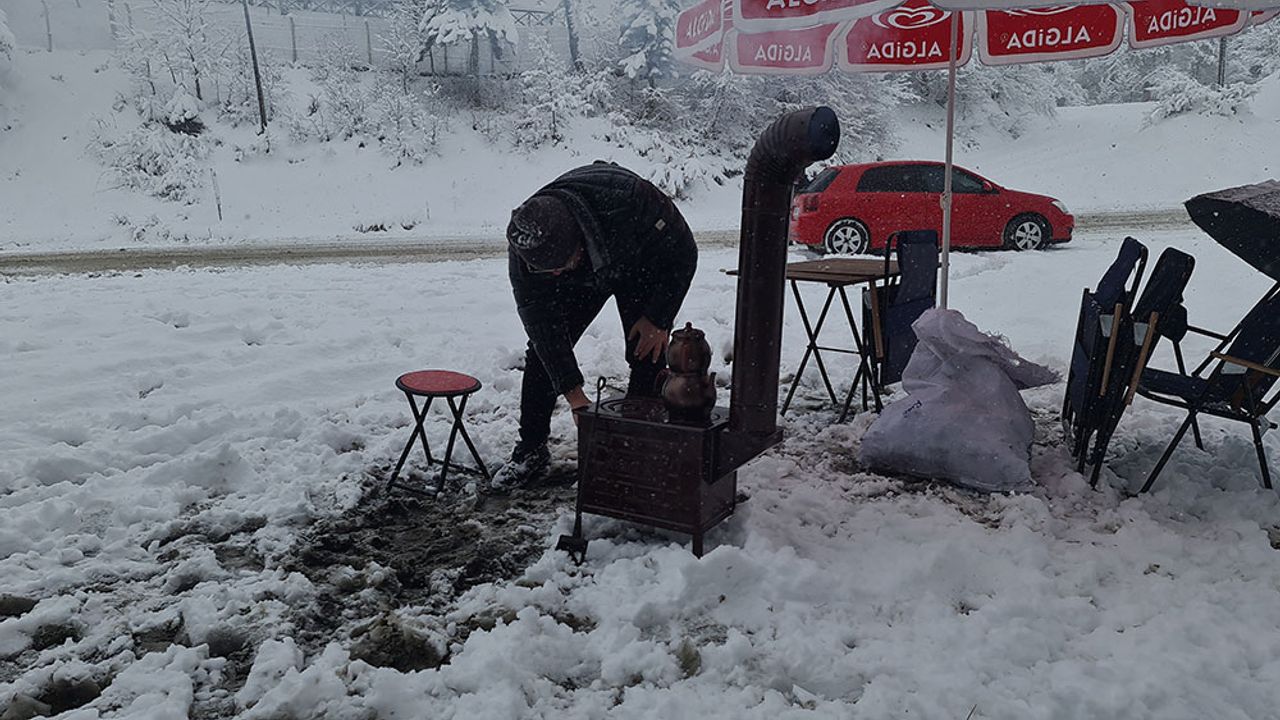Karabük'te kar yağışı sürücülere zor anlar yaşattı