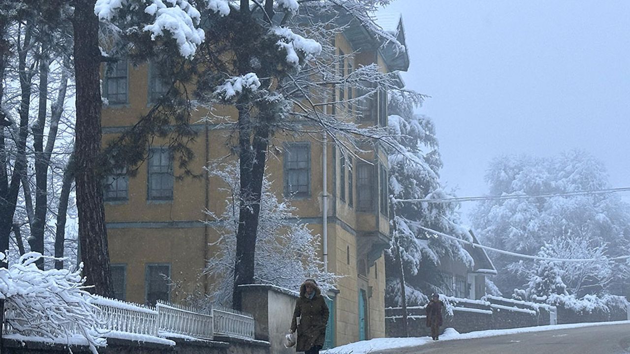 Karabük'te araçlar ve binalar karla kaplandı