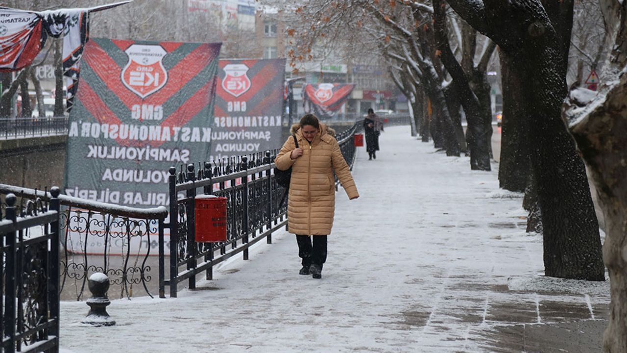 Kar yağışı Kastamonu’yu beyaza bürüdü: Vatandaşlar yeni güne karla uyandı