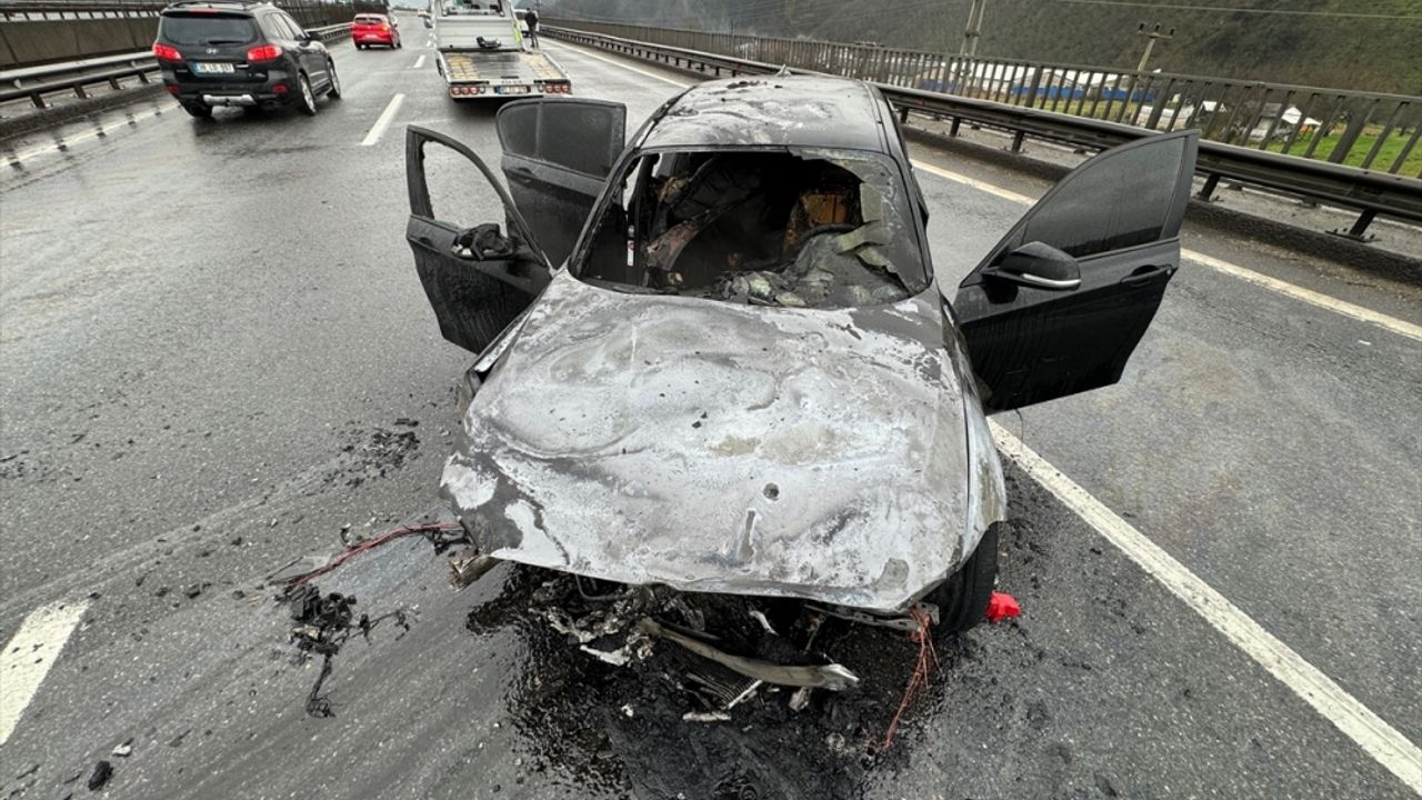 Anadolu Otoyolu'nda kaza yapan otomobil yandı