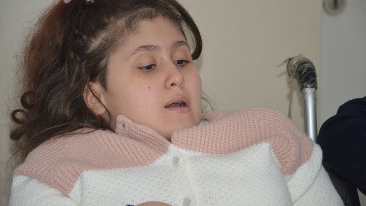 Eğitimini evde sürdüren omurga hastası Rabia, öğretmen olma hayaliyle çalışıyor