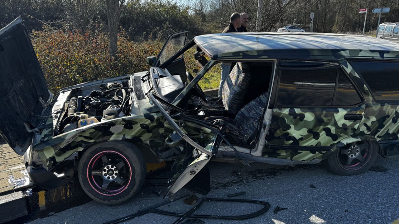 Sakarya'da iki otomobilin çarpışması sonucu çift yaralandı