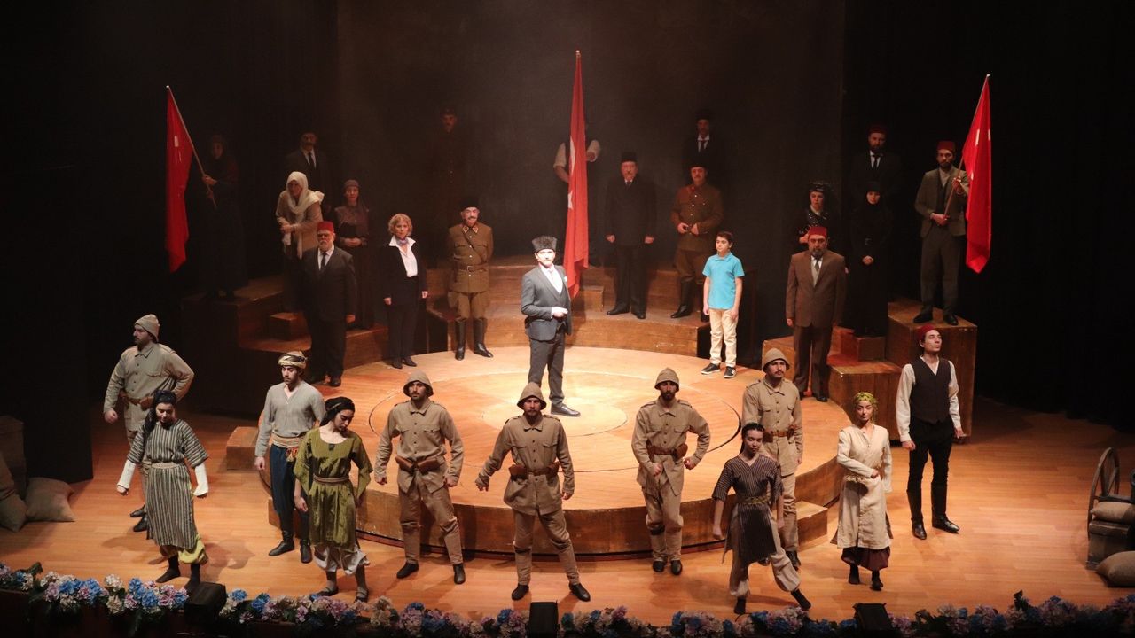 "Cumhuriyete Doğru" tiyatro oyunu Sakarya'da sahnelendi