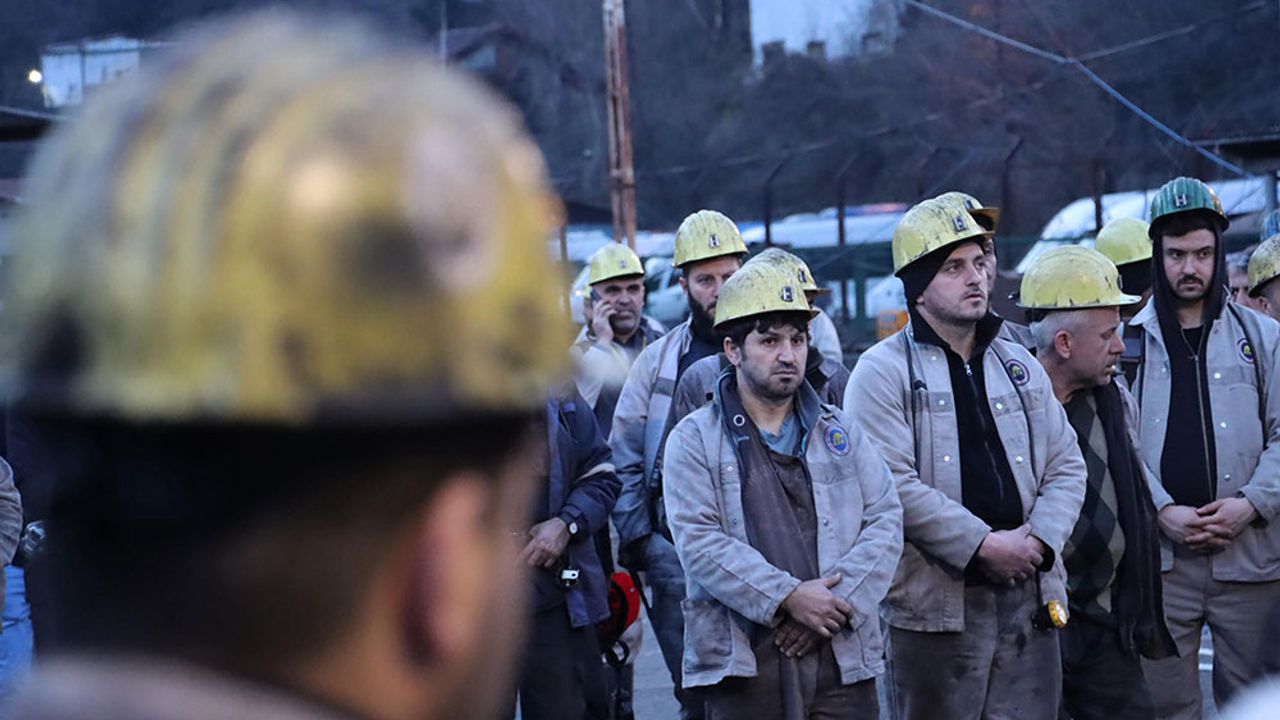 Maden işçileri deprem felaketinde hayatını kaybedenleri dualarla andı