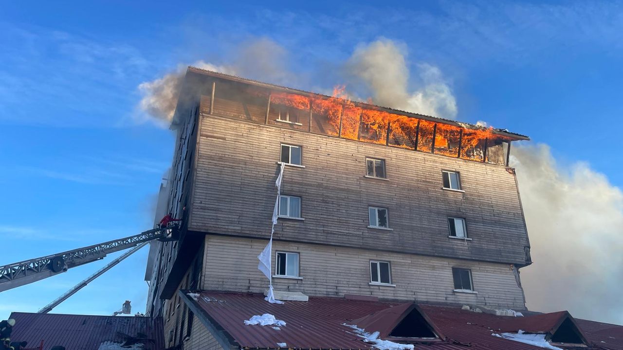 Kartalkaya'da yangın! Grand Kartal Otel kaç senelik? Yangın neden başladı? - Köroğlu Gazetesi | Bolu son dakika haberler