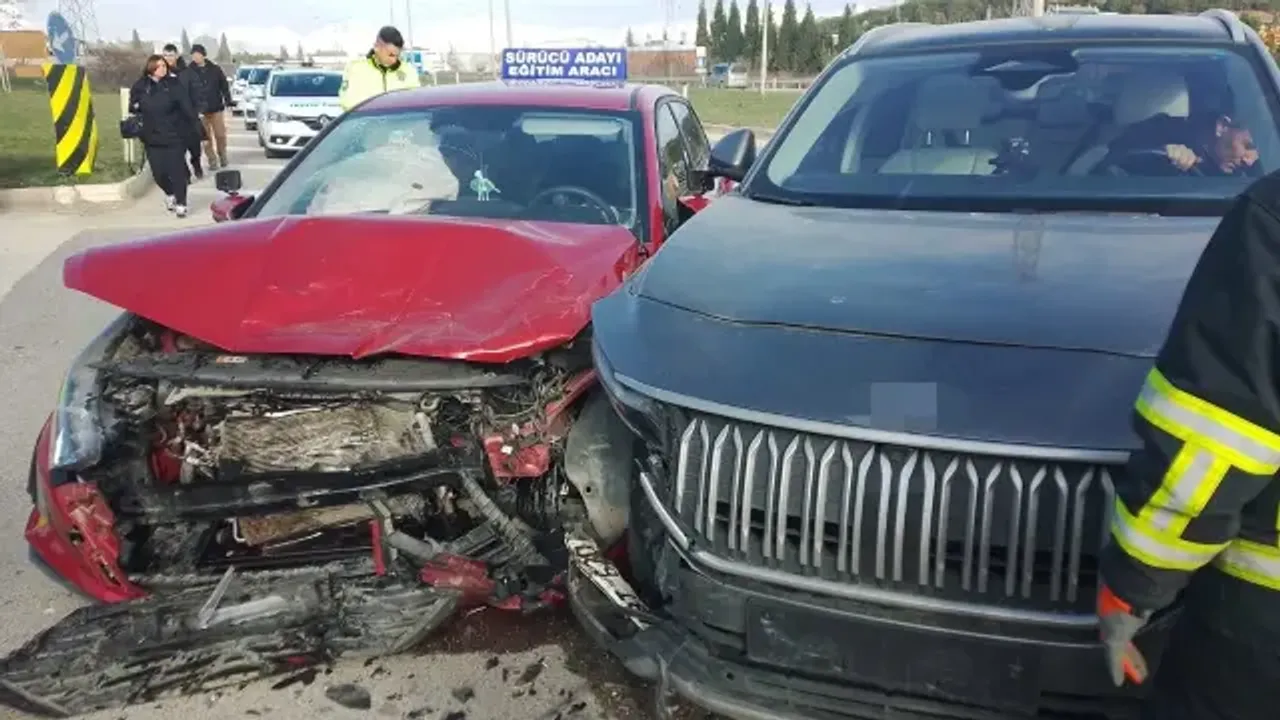 Direksiyon sınavında kurs aracı TOGG ile çarpıştı, sonuç inanılmaz - Köroğlu Gazetesi | Bolu son dakika haberler