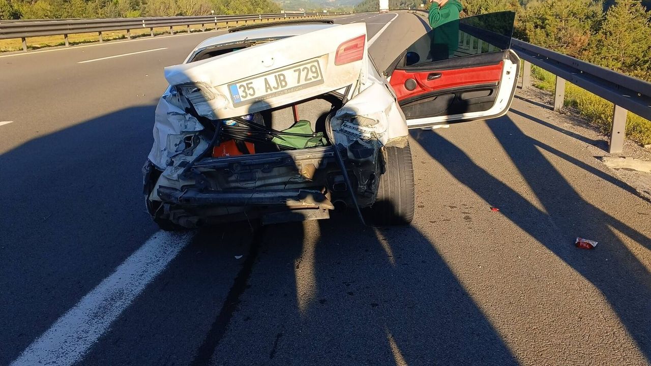 Kontrolden çıkan otomobil refüje çarptı: 2 yaralı