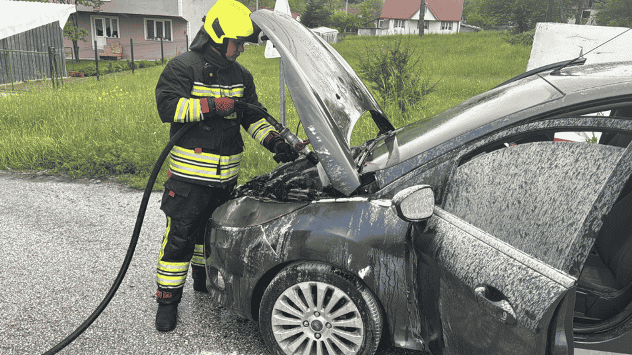 Seyir halindeki otomobilde çıkan yangın söndürüldü