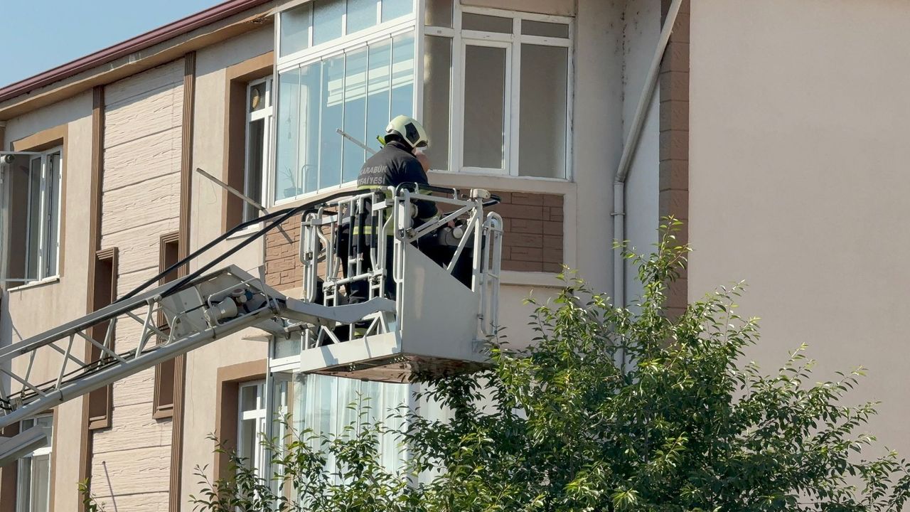 Evinin balkonunda asılı halde bulundu